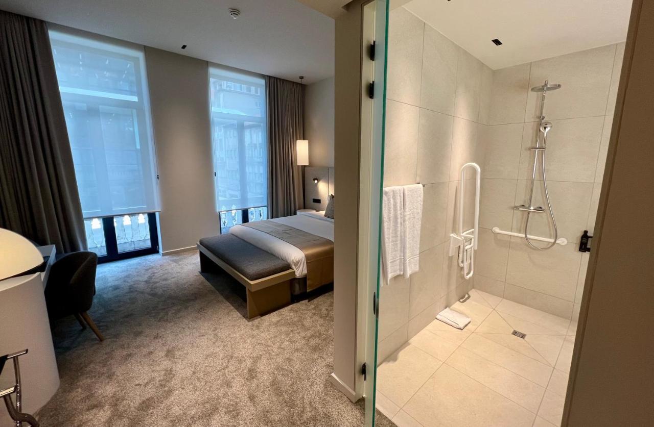 King Room Roll Shower Disability Access,1546937410:JPEG